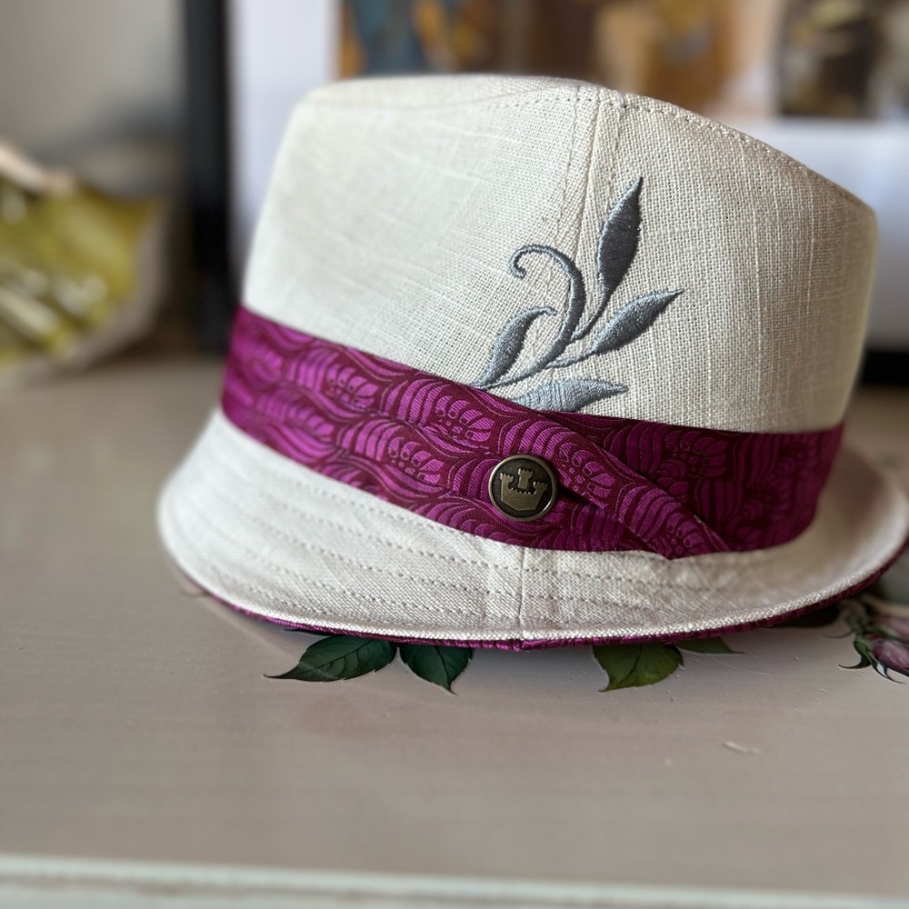 Goorin Brothers Cream Fedora Hat Size M Gray Embroidered Feather Swank